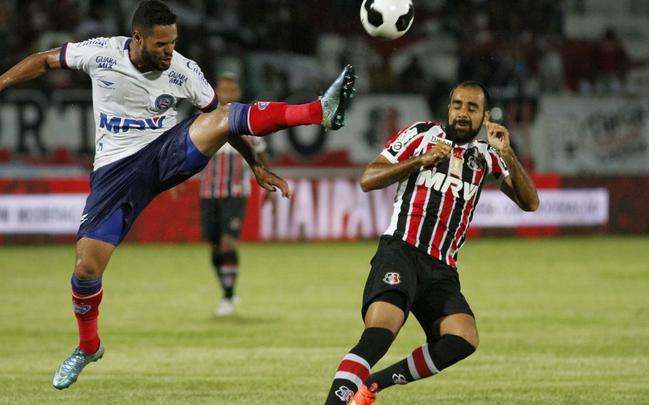 Foi mais uma noite em que o Santa Cruz deu a impresso de estar em franca evoluo. O Tricolor viu o Bahia sair na frente com um gol de Hernane Brocador, mas virou a partida graas aos gols de Keno e Grafite. Quando a vitria parecia encaminhada, os baianos levantaram uma bola na rea e ela resvalou na mo do volante Wellington Czar. Pnalti que Luisinho converteu sem dar chances para Tiago Cardoso, dando nmeros finais ao jogo
