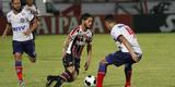 Foi mais uma noite em que o Santa Cruz deu a impresso de estar em franca evoluo. O Tricolor viu o Bahia sair na frente com um gol de Hernane Brocador, mas virou a partida graas aos gols de Keno e Grafite. Quando a vitria parecia encaminhada, os baianos levantaram uma bola na rea e ela resvalou na mo do volante Wellington Czar. Pnalti que Luisinho converteu sem dar chances para Tiago Cardoso, dando nmeros finais ao jogo