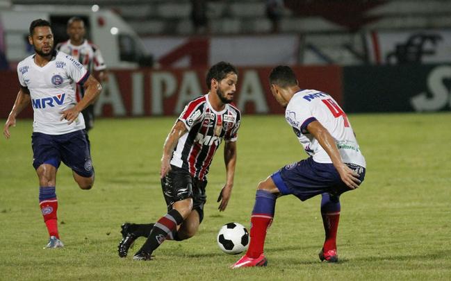 Foi mais uma noite em que o Santa Cruz deu a impresso de estar em franca evoluo. O Tricolor viu o Bahia sair na frente com um gol de Hernane Brocador, mas virou a partida graas aos gols de Keno e Grafite. Quando a vitria parecia encaminhada, os baianos levantaram uma bola na rea e ela resvalou na mo do volante Wellington Czar. Pnalti que Luisinho converteu sem dar chances para Tiago Cardoso, dando nmeros finais ao jogo