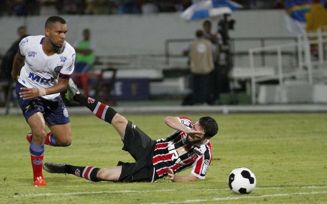 Foi mais uma noite em que o Santa Cruz deu a impresso de estar em franca evoluo. O Tricolor viu o Bahia sair na frente com um gol de Hernane Brocador, mas virou a partida graas aos gols de Keno e Grafite. Quando a vitria parecia encaminhada, os baianos levantaram uma bola na rea e ela resvalou na mo do volante Wellington Czar. Pnalti que Luisinho converteu sem dar chances para Tiago Cardoso, dando nmeros finais ao jogo