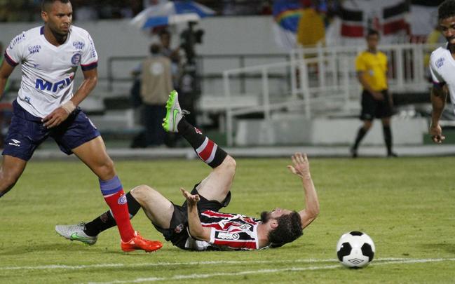 Foi mais uma noite em que o Santa Cruz deu a impresso de estar em franca evoluo. O Tricolor viu o Bahia sair na frente com um gol de Hernane Brocador, mas virou a partida graas aos gols de Keno e Grafite. Quando a vitria parecia encaminhada, os baianos levantaram uma bola na rea e ela resvalou na mo do volante Wellington Czar. Pnalti que Luisinho converteu sem dar chances para Tiago Cardoso, dando nmeros finais ao jogo