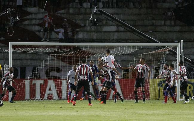 Foi mais uma noite em que o Santa Cruz deu a impresso de estar em franca evoluo. O Tricolor viu o Bahia sair na frente com um gol de Hernane Brocador, mas virou a partida graas aos gols de Keno e Grafite. Quando a vitria parecia encaminhada, os baianos levantaram uma bola na rea e ela resvalou na mo do volante Wellington Czar. Pnalti que Luisinho converteu sem dar chances para Tiago Cardoso, dando nmeros finais ao jogo