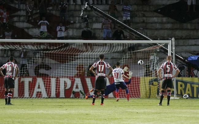 Foi mais uma noite em que o Santa Cruz deu a impresso de estar em franca evoluo. O Tricolor viu o Bahia sair na frente com um gol de Hernane Brocador, mas virou a partida graas aos gols de Keno e Grafite. Quando a vitria parecia encaminhada, os baianos levantaram uma bola na rea e ela resvalou na mo do volante Wellington Czar. Pnalti que Luisinho converteu sem dar chances para Tiago Cardoso, dando nmeros finais ao jogo