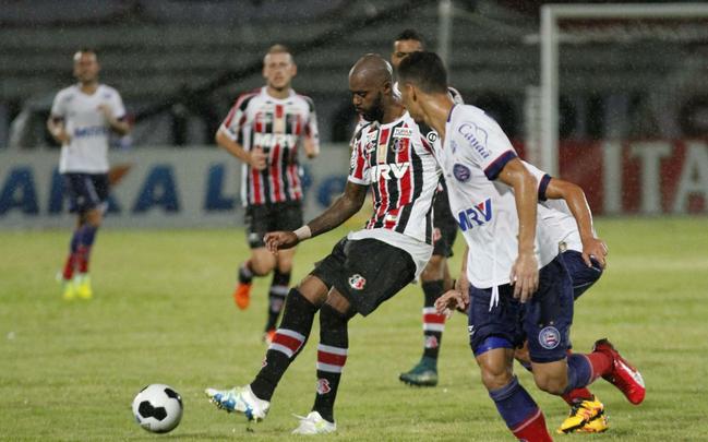 Foi mais uma noite em que o Santa Cruz deu a impresso de estar em franca evoluo. O Tricolor viu o Bahia sair na frente com um gol de Hernane Brocador, mas virou a partida graas aos gols de Keno e Grafite. Quando a vitria parecia encaminhada, os baianos levantaram uma bola na rea e ela resvalou na mo do volante Wellington Czar. Pnalti que Luisinho converteu sem dar chances para Tiago Cardoso, dando nmeros finais ao jogo