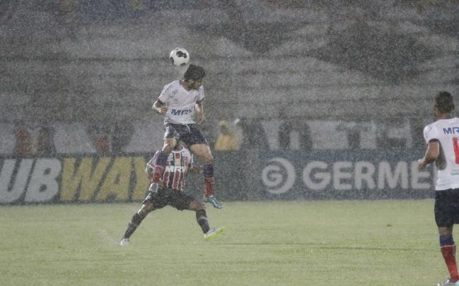 Foi mais uma noite em que o Santa Cruz deu a impresso de estar em franca evoluo. O Tricolor viu o Bahia sair na frente com um gol de Hernane Brocador, mas virou a partida graas aos gols de Keno e Grafite. Quando a vitria parecia encaminhada, os baianos levantaram uma bola na rea e ela resvalou na mo do volante Wellington Czar. Pnalti que Luisinho converteu sem dar chances para Tiago Cardoso, dando nmeros finais ao jogo