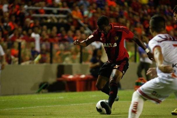 Com vitória por 1 a 0, time rubro-negro joga por um empate, domingo, em Campina Grande, para chegar a mais uma decisão da copa do Nordeste