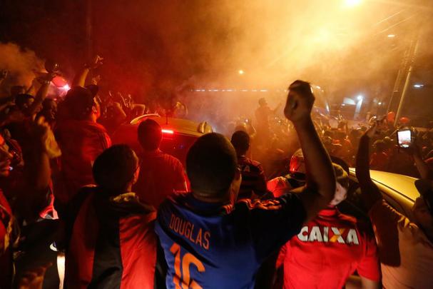 Pouco mais de 23 mil rubro-negros compareceram no maior público do ano em Pernambuco e incentivaram o time antes mesmo da partida, fazendo uma bela recepção ao ônibus do time, com a 'avenida rubro-negra'.