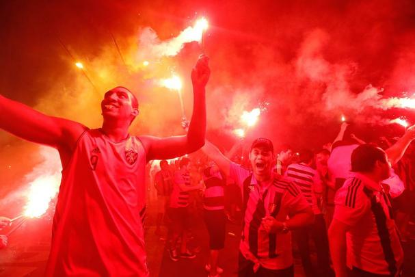 Pouco mais de 23 mil rubro-negros compareceram no maior público do ano em Pernambuco e incentivaram o time antes mesmo da partida, fazendo uma bela recepção ao ônibus do time, com a 'avenida rubro-negra'.