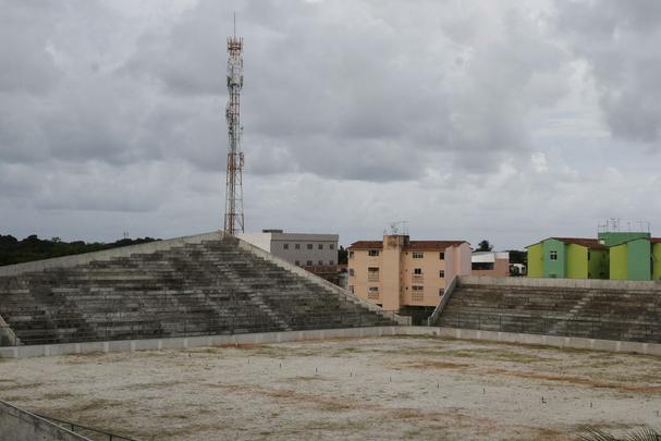 Anunciado em 2008, o estádio tinha previsão original de inauguração em dezembro de 2012. Depois de 22 meses de obras paradas, diversos prazos foram dados pela Prefeitura de Olinda. Todos descumpridos.