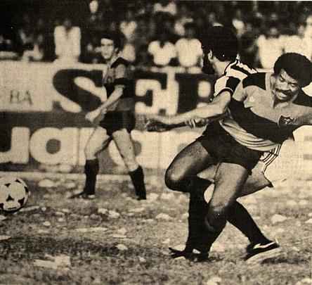 Lance da deciso do Campeonato Pernambucano de 1982. Com camisa da Adidas, Sport venceu o Central por 1 a 0, conquistou  o terceiro turno e confirmou o ttulo da competio