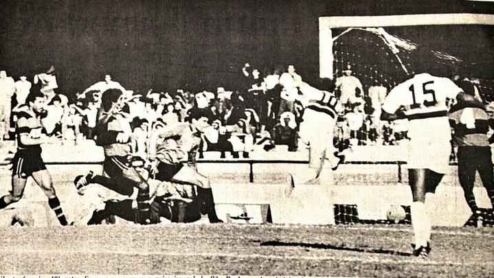 Em 1983, o Sport inaugurou uma parceria com a francesa Le Coq Sportif. Na foto, lance do jogo com o So Paulo, no Morumbi. A partida terminou em 2 a 0 para os tricolores