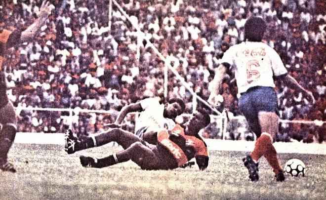 Aps uma rpida parceria com a Everest, o Sport assinou um acordo com a Topper, em 1988