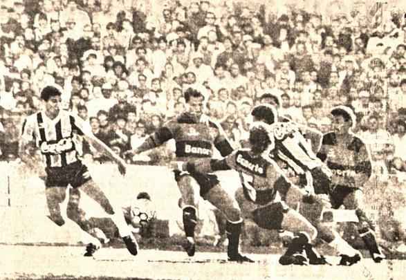O primeiro acordo entre Topper e Sport foi de 1988 a 1990. Na foto, lance do jogo perdido por 2 a 1 para o Grmio, no estdio Olmpico, na final da Copa do Brasil de 1989
