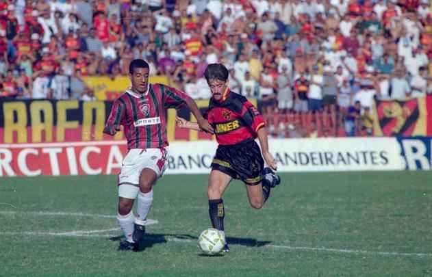 Marcado por Lima, do Fluminense, atacante Luiz Mller veste a camisa do Sport feita pela Rhummel em 1996, no Brasileiro