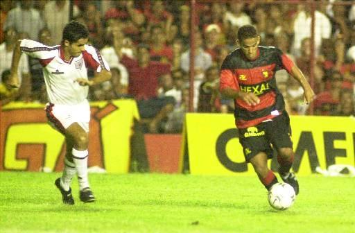 Modelo de 2002 da Topper no Sport vestida pelo meia Danilo