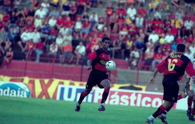 Revelado pelo Sport, meia Clber Santana veste o modelo da Topper de 2003