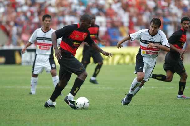 Primeiro uniforme do Sport fabricado pela Topper em 2005