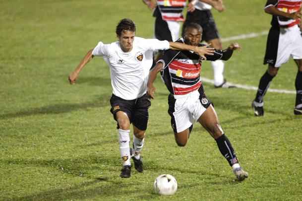 Camisa branca do Sport para a temporada de 2005 criada pela Topper
