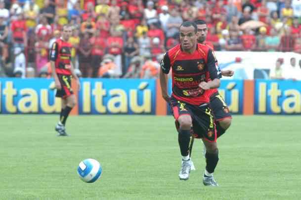 Atacante Weldon usa a tradicional camisa rubro-negra em jogo pelo Sport na temporada de 2007, ltimo ano de parceria com a Topper