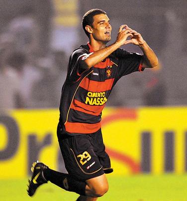 O lateral direito lder Granja veste a camisa do Sport lanada pela Lotto em 2009, ano de disputa da Copa Libertadores