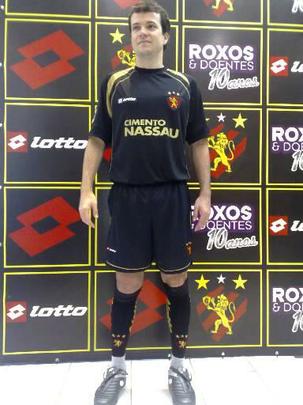 Daniel Paulista veste o uniforme preto do Sport fabricado pela Lotto para a temporada de 2009