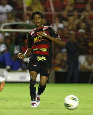 Rithely veste o modelo de 2012 da Lotto para o Sport