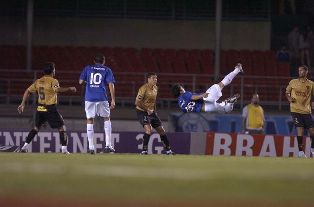 Ainda em 2009, a Lotto apresentou uma camisa 'dourada' para celebrar a volta do time  Copa Libertadores. A camisa foi usada em todas as partidas que Leo atuou fora de casa na competio internacional e ainda em outros jogos do Brasileiro, como este diante do Cruzeiro, no Mineiro