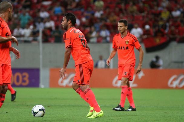 Em 2014, a Adidas ainda lanou uma camisa com cor indita na histria do Sport vestindo o time de laranja