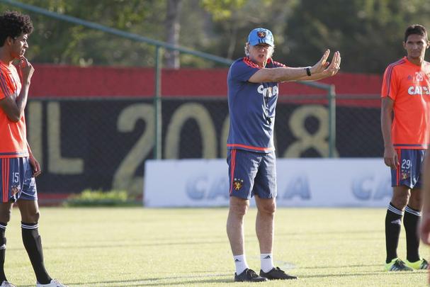 Nesta temporada, o treinador comandou uma reformulao no elenco rubro-negro. Junto com o seu auxiliar, Thiago Gomes, ele trouxe quatro jogadores de fora do pas para atuar no Leo. 