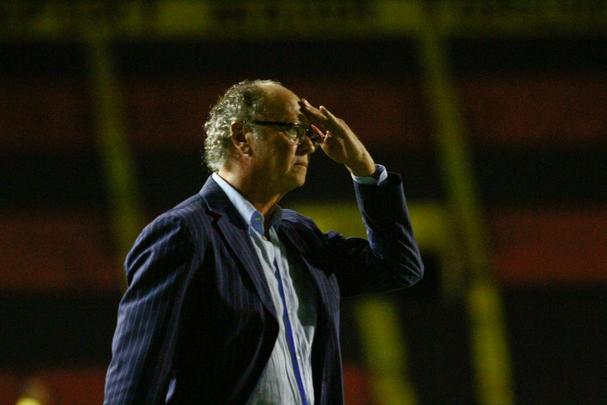 Em campo, o treinador no conseguiu dar um padro de jogo com a equipe e chegou a se irritar com alguns questionamentos da imprensa. Quando questionado sobre as inverses dos laterais, Falco negou e chamou de imbecil quem emitiu a opinio.