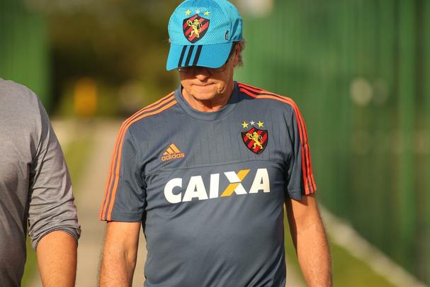 Depois de ser eliminado da Copa do Nordeste diante do Campinense, no ltimo domingo, Falco foi demitido pela diretoria do Sport. Quem assumir o time no jogo vlido pela semifinal do Campeonato Pernambucano, contra o Salgueiro, na quinta-feira,  o seu auxiliar tcnico.