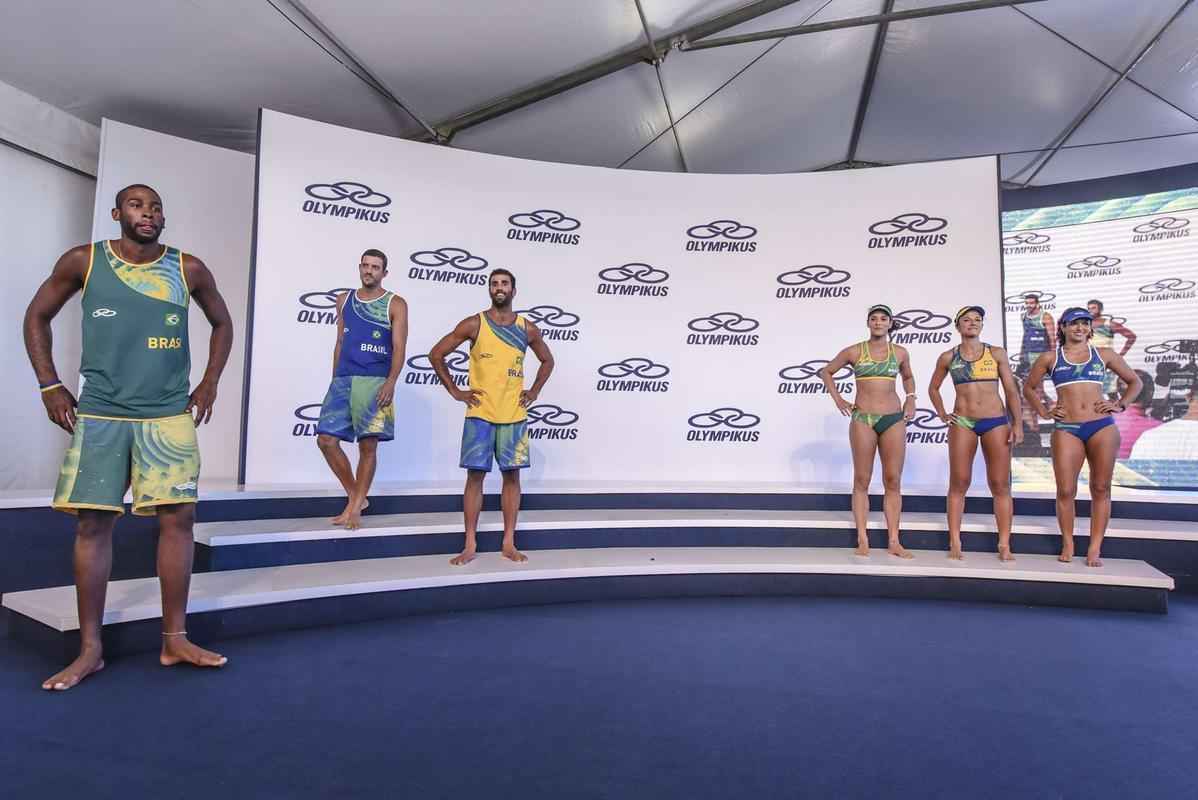 Os novos uniformes das equipes brasileiras de vlei foram apresentados pela Confederao Brasileira de Voleibol (CBV) e Olympikus nesta tera-feira, no Centro de Desenvolvimento de Voleibol, em Saquarema (RJ). O evento contou com a presena de atletas de quadra e praia e dos tcnicos das selees masculina e feminina, Bernardinho e Jos Roberto Guimares, que apresentaram os novos uniformes. Segundo a fornecedora de material esportivo, os uniformes foram inspirados no Big Bang, a exploso que deu origem ao universo. Eles representariam 'a exploso gerada a partir da unio dos atletas brasileiros, considerados grandes estrelas do esporte'.