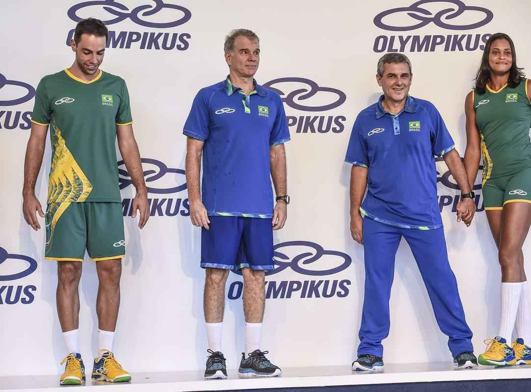 Os novos uniformes das equipes brasileiras de vlei foram apresentados pela Confederao Brasileira de Voleibol (CBV) e Olympikus nesta tera-feira, no Centro de Desenvolvimento de Voleibol, em Saquarema (RJ). O evento contou com a presena de atletas de quadra e praia e dos tcnicos das selees masculina e feminina, Bernardinho e Jos Roberto Guimares, que apresentaram os novos uniformes. Segundo a fornecedora de material esportivo, os uniformes foram inspirados no Big Bang, a exploso que deu origem ao universo. Eles representariam 'a exploso gerada a partir da unio dos atletas brasileiros, considerados grandes estrelas do esporte'.