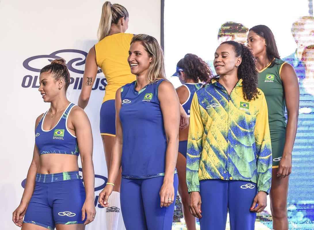 Os novos uniformes das equipes brasileiras de vlei foram apresentados pela Confederao Brasileira de Voleibol (CBV) e Olympikus nesta tera-feira, no Centro de Desenvolvimento de Voleibol, em Saquarema (RJ). O evento contou com a presena de atletas de quadra e praia e dos tcnicos das selees masculina e feminina, Bernardinho e Jos Roberto Guimares, que apresentaram os novos uniformes. Segundo a fornecedora de material esportivo, os uniformes foram inspirados no Big Bang, a exploso que deu origem ao universo. Eles representariam 'a exploso gerada a partir da unio dos atletas brasileiros, considerados grandes estrelas do esporte'.