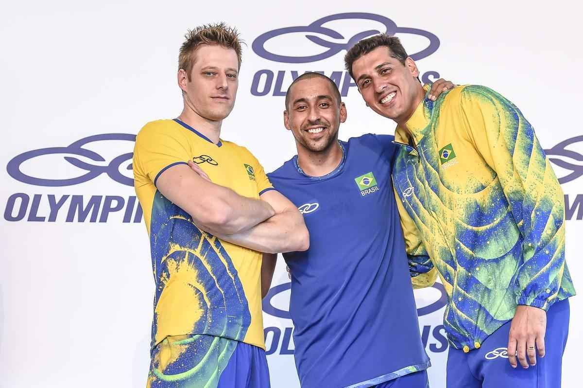 Os novos uniformes das equipes brasileiras de vlei foram apresentados pela Confederao Brasileira de Voleibol (CBV) e Olympikus nesta tera-feira, no Centro de Desenvolvimento de Voleibol, em Saquarema (RJ). O evento contou com a presena de atletas de quadra e praia e dos tcnicos das selees masculina e feminina, Bernardinho e Jos Roberto Guimares, que apresentaram os novos uniformes. Segundo a fornecedora de material esportivo, os uniformes foram inspirados no Big Bang, a exploso que deu origem ao universo. Eles representariam 'a exploso gerada a partir da unio dos atletas brasileiros, considerados grandes estrelas do esporte'.