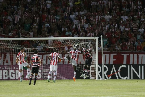 Time coral foi superior ao Náutico no primeiro jogo da semifinal com maior público do ano no Arruda