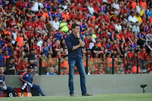 Com triunfo por 1 a 0, na Ilha do Retiro, time rubro-negro joga por um empate para chegar à decisão. Sertanejos precisam de vitória por dois gols