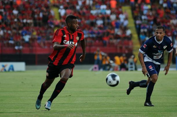 Com triunfo por 1 a 0, na Ilha do Retiro, time rubro-negro joga por um empate para chegar à decisão. Sertanejos precisam de vitória por dois gols