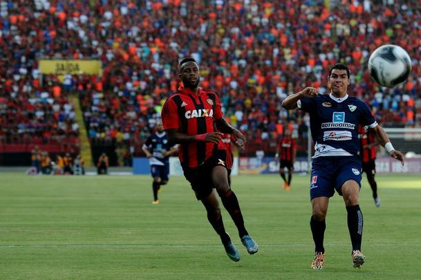 Com triunfo por 1 a 0, na Ilha do Retiro, time rubro-negro joga por um empate para chegar à decisão. Sertanejos precisam de vitória por dois gols