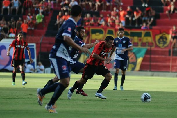 Com triunfo por 1 a 0, na Ilha do Retiro, time rubro-negro joga por um empate para chegar à decisão. Sertanejos precisam de vitória por dois gols