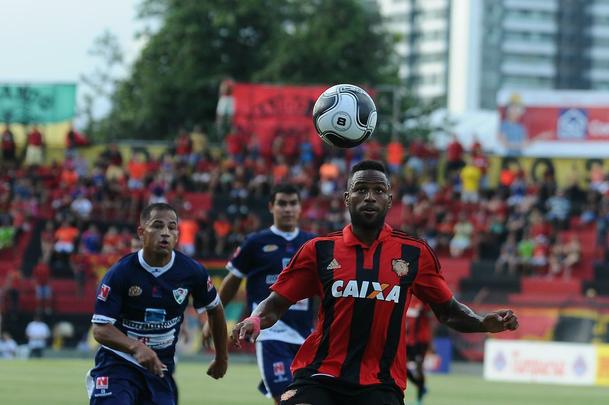 Com triunfo por 1 a 0, na Ilha do Retiro, time rubro-negro joga por um empate para chegar à decisão. Sertanejos precisam de vitória por dois gols