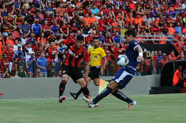 Com triunfo por 1 a 0, na Ilha do Retiro, time rubro-negro joga por um empate para chegar à decisão. Sertanejos precisam de vitória por dois gols