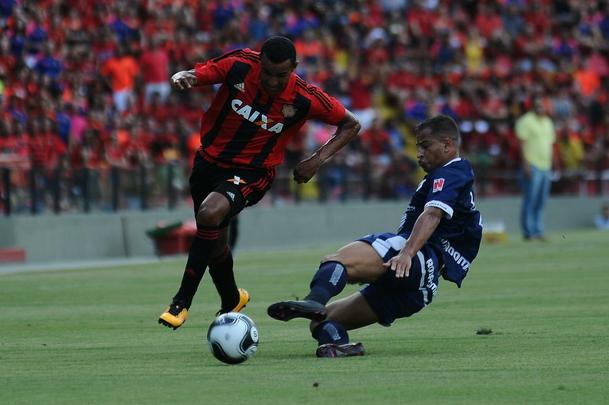 Com triunfo por 1 a 0, na Ilha do Retiro, time rubro-negro joga por um empate para chegar à decisão. Sertanejos precisam de vitória por dois gols
