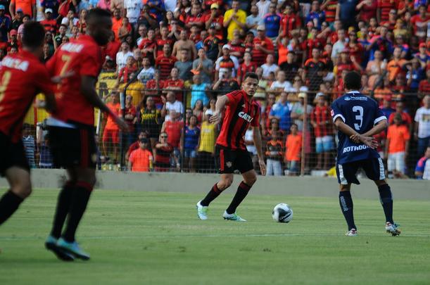 Com triunfo por 1 a 0, na Ilha do Retiro, time rubro-negro joga por um empate para chegar à decisão. Sertanejos precisam de vitória por dois gols