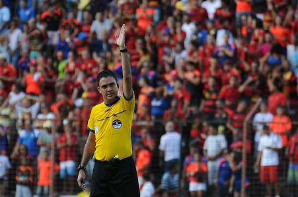 Com triunfo por 1 a 0, na Ilha do Retiro, time rubro-negro joga por um empate para chegar à decisão. Sertanejos precisam de vitória por dois gols