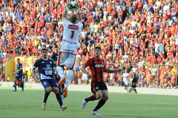 Com triunfo por 1 a 0, na Ilha do Retiro, time rubro-negro joga por um empate para chegar à decisão. Sertanejos precisam de vitória por dois gols