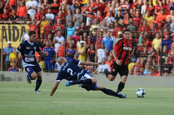Com triunfo por 1 a 0, na Ilha do Retiro, time rubro-negro joga por um empate para chegar à decisão. Sertanejos precisam de vitória por dois gols