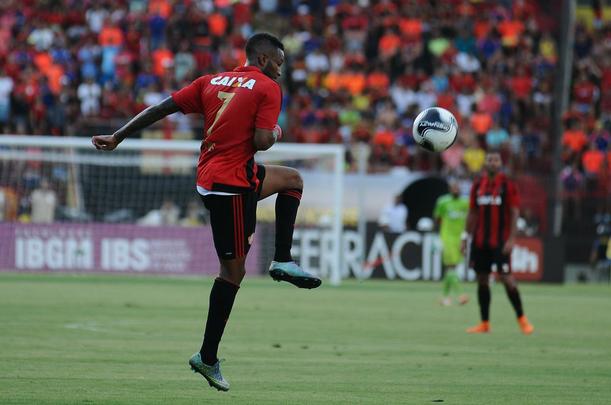 Com triunfo por 1 a 0, na Ilha do Retiro, time rubro-negro joga por um empate para chegar à decisão. Sertanejos precisam de vitória por dois gols