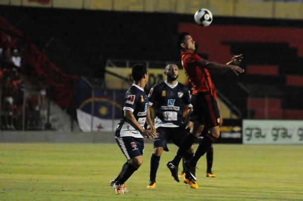 Com triunfo por 1 a 0, na Ilha do Retiro, time rubro-negro joga por um empate para chegar à decisão. Sertanejos precisam de vitória por dois gols