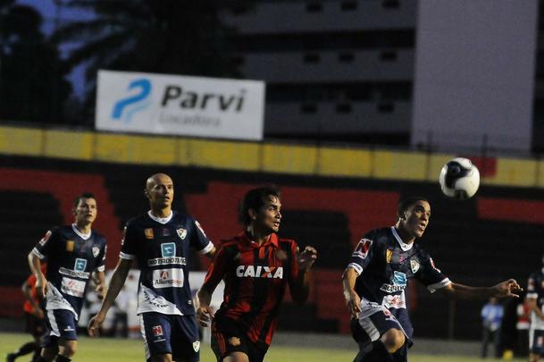 Com triunfo por 1 a 0, na Ilha do Retiro, time rubro-negro joga por um empate para chegar à decisão. Sertanejos precisam de vitória por dois gols